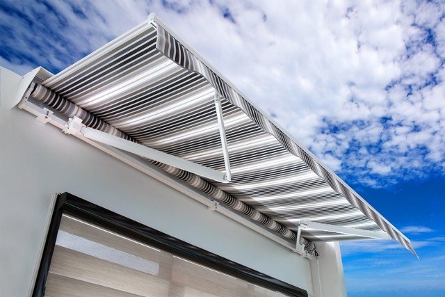 retractable awnings